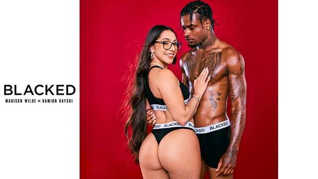 Hammomda yuvinayotgan qizlarning yashirin kamerasi