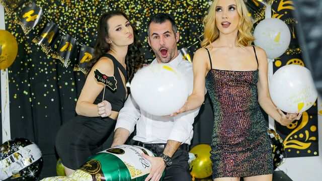 Oyoqlarini emiradi va yalaydi