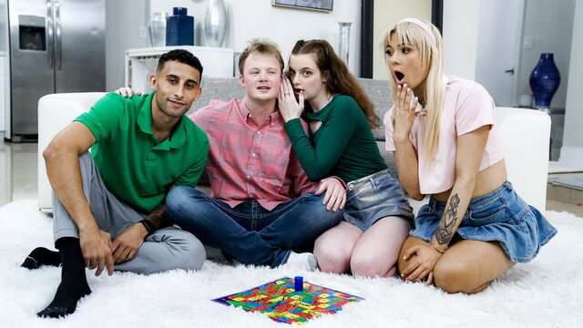 Qiziqarli suratga tushgan yalangoch qizlar